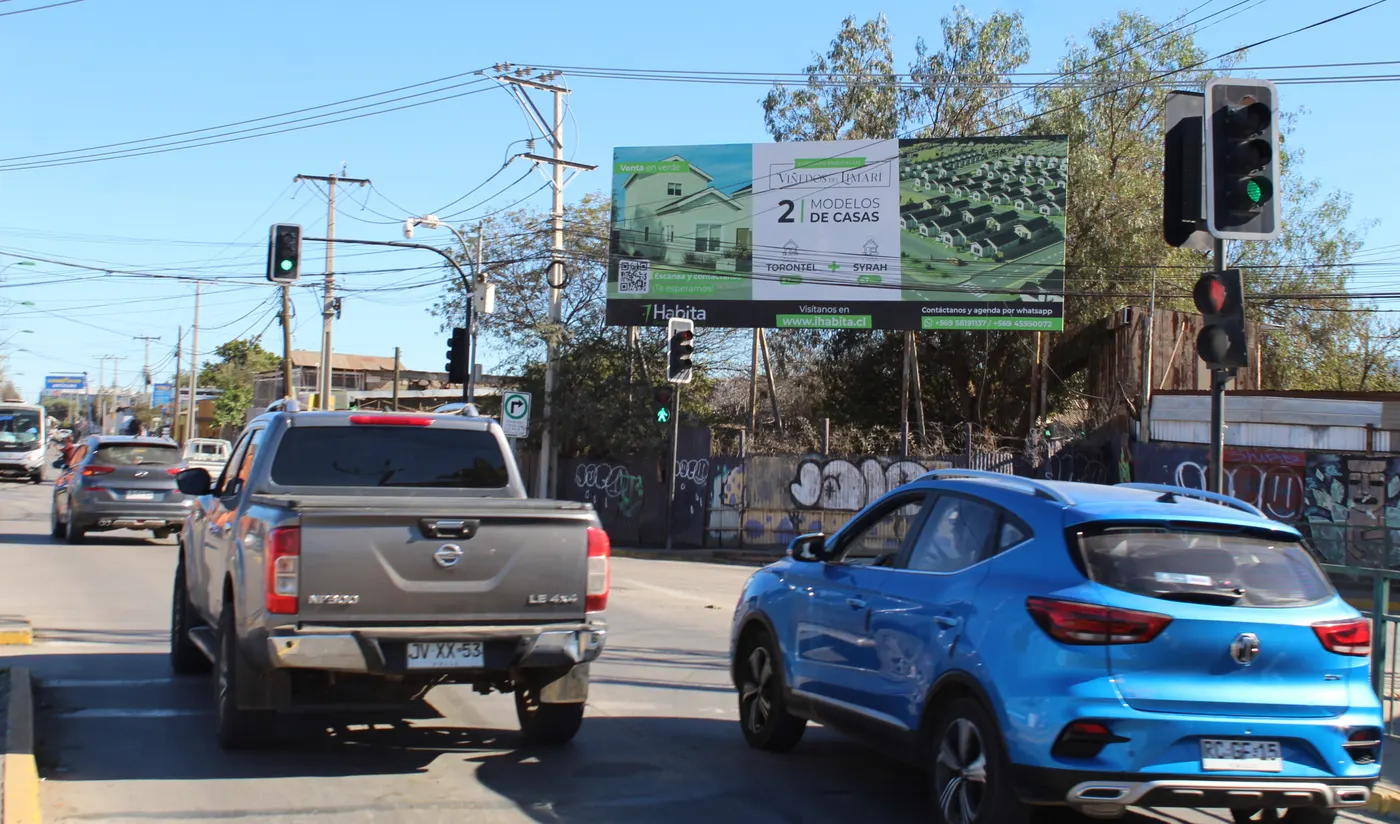 Letrero Av. Benavente con David Perry, acceso Mall Open Plaza, Ovalle